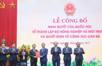 Phó Thủ tướng Trần Hồng Hà trao Nghị quyết của Quốc hội cho tập thể lãnh đạo Bộ Nông nghiệp và Môi trường. (Ảnh: TÙNG ĐINH)