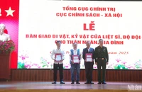 Đại tá Dương Văn Bảo, Phó Trưởng phòng Hậu phương quân đội, Cục Chính sách-Xã hội, Tổng Cục Chính trị bàn giao di vật, kỷ vật của liệt sĩ về với thân nhân.