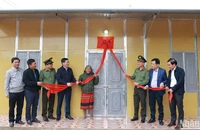 Lãnh đạo Bộ Công an và tỉnh Quảng Trị bàn giao nhà mới cho người dân tại huyện miền núi Hướng Hóa.