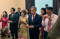 Đại sứ Nguyễn Minh Vũ cùng cán bộ Đại sứ quán và đại diện bà con người Việt tại Campuchia thành kính dâng hương tưởng nhớ Chủ tịch Hồ Chí Minh.