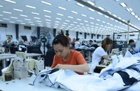 Sản xuất các mặt hàng xuất khẩu tại Tổng công ty May Hưng Yên. (Ảnh NGỌC MAI)
