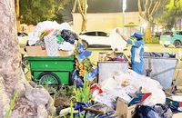 Công nhân Công ty Môi trường đô thị Hà Nội thu gom rác thải trên phố. (Ảnh: nhandan.vn)