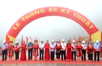 Các đồng chí lãnh đạo tỉnh Hà Giang cắt băng thông xe kỹ thuật đường Bắc Quang-Xín Mần (giai đoạn 1).