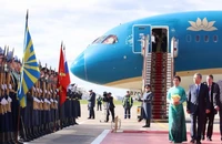 Tổng Bí thư Tô Lâm và Phu nhân đến Thủ đô Moskva, bắt đầu chuyến thăm chính thức Liên bang Nga và dự Lễ kỷ niệm 80 năm Ngày Chiến thắng trong Chiến tranh Vệ quốc vĩ đại. (Ảnh: THỐNG NHẤT/TTXVN)