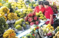 Tiểu thương các chợ loại I và chợ đầu mối sẽ nằm trong danh sách ưu tiên vận động chuyển đổi thành doanh nghiệp. Trong ảnh: Người tiêu dùng mua hàng tại chợ Bến Thành. (Ảnh: nhandan.vn)