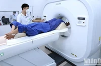 Các bác sĩ thực hiện chụp cắt lớp vi tính phục vụ chẩn đoán và điều trị cho bệnh nhân. Ảnh: yousportnews.co
