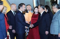 Chủ nhiệm Văn phòng Chủ tịch nước Lê Khánh Hải đón Tổng thống Cộng hòa Pháp Emmanuel Macron và Phu nhân tại Sân bay quốc tế Nội Bài. (Ảnh: TTXVN)