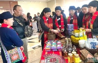Giới thiệu trà và các sản phẩm OCOP của tỉnh Thái Nguyên tại hội nghị. (Ảnh: HUY LÊ)