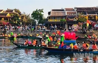 Du khách tham quan phố cổ Hội An trong dịp nghỉ lễ 30/4, 1/5. (Ảnh: HỮU TUÂN)