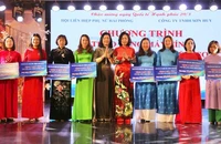 Trao tặng máy tính cho Hội phụ nữ các cấp.