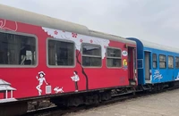 Đoàn tàu Hoa Phượng đỏ thu hút khách du lịch trải nghiệm.