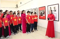 Quang cảnh triển lãm ảnh “Đất nước trọn niềm vui”.