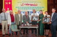 Khu Di tích Chủ tịch Hồ Chí Minh tại Phủ Chủ tịch tiếp nhận hiện vật do gia đình cụ ông Phạm Văn Công trao tặng. (Ảnh: NAM NGUYỄN).