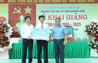 Đại diện Báo Nhân Dân và đại diện Công ty cổ phần Văn hóa đọc và học Việt Nam-Sàn Văn hóa học và đọc Việt Nam (hocdoc.vn) trao tặng học bổng cho nhà trường.
