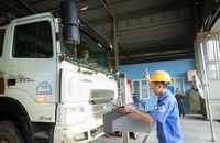 Đăng kiểm viên tại dây chuyền kiểm định tiến hành đo sáng đèn pha phương tiện.