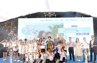 Trao giải cho các đội có thành tích cao.