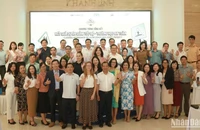 Các đại biểu tham dự tổng kết dự án "Giảm tốc độ-Trường học an toàn".