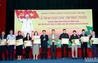 Trao phần thưởng cho các đơn vị, cá nhân xuất sắc đoạt giải cuộc thi.