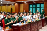 Các đại biểu tham gia giao lưu, tọa đàm "Hành trình chinh phục bầu trời".