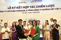 Tổng công ty Đường sắt Việt Nam ký thỏa thuận hợp tác chiến lược với Công ty cổ phần Vinpearl nhằm thúc đẩy phát triển các điểm đến du lịch tại Việt Nam.