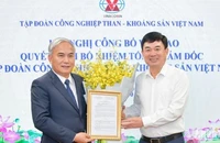 Đồng chí Ngô Hoàng Ngân (áo trắng bên phải), Bí thư Đảng ủy, Chủ tịch Hội đồng thành viên Tập đoàn Công nghiệp Than-Khoáng sản Việt Nam (TKV) trao quyết định bổ nhiệm chức vụ Tổng Giám đốc Tập đoàn cho đồng chí Vũ Anh Tuấn.