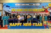 Vietnam Airlines chào đón những hành khách đầu tiên nhân dịp năm mới 2025 tại Cảng Hàng không quốc tế Phú Bài, Thừa Thiên Huế.