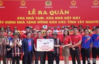 Lãnh đạo Vietjet và Ngân hàng số Vikki trao tặng 500 nhà mới cho các hộ nghèo, cận nghèo trên địa bàn Tây Nguyên.
