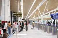 Hành khách đi qua cửa kiểm tra an ninh tại Nhà ga T3 Tân Sơn Nhất.