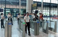 Hành khách làm thủ tục tại cửa an ninh nhà ga T3 sân bay Tân Sơn Nhất.