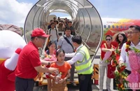 Hành khách và người dân nồng nhiệt chào đón đường Thành phố Hồ Chí Minh và Hà Nội đến Côn Đảo của VietJet.