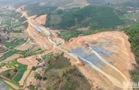 Công trường thi công gói thầu EC03 tại lý trình Km 39+500, dự án đường cao tốc Hữu Nghị-Chi Lăng, nhà thầu phải xẻ núi từ độ cao 70 m so với mặt đường, tiến hành giật cấp "8 mái, 9 cơ" chống sạt trượt.