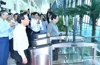 Thủ tướng Phạm Minh Chính cùng lãnh đạo các bộ, ngành đã đến cửa ra máy bay số 12 của chuyến bay VN244 để trực tiếp kiểm tra quy trình làm thủ tục lên máy bay bằng công nghệ sinh trắc học tích hợp trong ứng dụng VNeID.