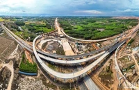 Tuyến T1 thuộc gói thầu 6.12, dự án Cảng Hàng không quốc tế Long Thành sẵn sàng thông xe kỹ thuật đúng dịp 30/4, công trường đang chạy đua thời gian để thông tuyến T2 và hoàn thành gói thầu 6.12 vào dịp 2/9 theo chỉ đạo của Thủ tướng.