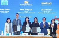 Đại diện 3 bên tham gia ký hợp tác thúc đẩy du lịch đi Singapore.