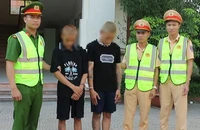 Hai đối tượng N.T.K và N.V.H.A bị bắt giữ. (Ảnh Công an Nghệ An cung cấp)