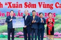 Bí thư Tỉnh ủy Nghệ An Nguyễn Đức Trung trao quà Tết cho người nghèo và kinh phí mua con giống cho hộ nghèo đặc biệt khó khăn huyện Kỳ Sơn để phát triển kinh tế. 