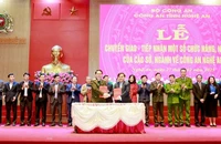 Thiếu tướng Bùi Quang Thanh, Giám đốc Công an tỉnh Nghệ An cùng đại diện lãnh đạo các sở, ngành, địa phương ký biên bản bàn giao chức năng, nhiệm vụ. (Ảnh: CÔNG AN NGHỆ AN)