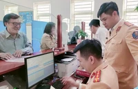 Công an tỉnh Nghệ An tăng cường lực lượng túc trực tại điểm tiếp công dân. (Ảnh: CANA)