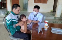 Tiêm chủng vaccine phòng sởi ở Trạm y tế xã Huồi Tụ, huyện Kỳ Sơn.