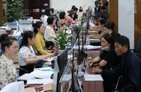 Người dân đến giải quyết thủ tục hành chính tại Bộ phận tiếp nhận và trả kết quả thành phố Vinh.