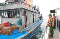 Đoàn công tác Bộ đội Biên phòng tỉnh Nghệ An tuyên truyền cho ngư dân thực hiện đúng quy định khi khai thác hải sản trên biển.