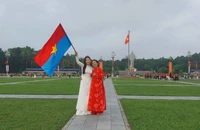 Người dân chụp ảnh, lưu lại khoảnh khắc đầy tự hào trong những ngày tháng Tư lịch sử của dân tộc.