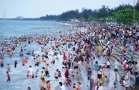 Có khoảng 322.000 lượt khách đến biển Cửa Lò trong 5 ngày nghỉ Lễ 30/4 và 1/5 năm nay.