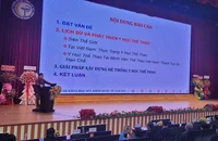 Một chuyên gia trình bày báo cáo tại hội nghị.