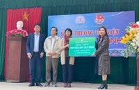 Tặng 1.500 cuốn sách cho Thư viện. (Ảnh: Nhà xuất bản Kim Đồng)