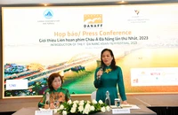 Tiến sĩ Ngô Phương Lan và Phó Chủ tịch Ủy ban nhân dân thành phố Đà Nẵng Ngô Thị Kim Yến chia sẻ tại buổi họp báo. (Ảnh: HUY NGUYỄN)