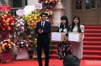Thư viện Quốc gia tặng sách đại diện cho một số trường học ở Hà Nội.