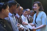 Lãnh đạo tỉnh Bình Phước tặng thưởng các già làng, người có uy tín trong cộng đồng.