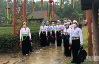 Đồng bào Mường đón khách du xuân tại Làng.