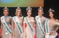 Huỳnh Thị Thanh Thủy (giữa) cùng top 5. (Ảnh: Miss International)